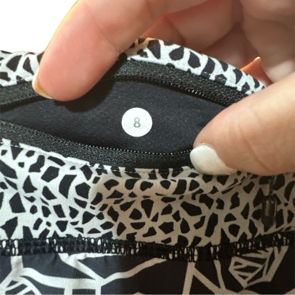 EUC - Lululemon Speed Short Posey - Black and White Miss Mosaic Black - size 8 - Picture 7 of 9